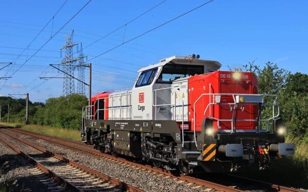H0 Rivarossi HR2989 – DB Cargo dieselelektrische Locomotive Vossloh DE 18 rouge/gris Ép. VI – photo 1